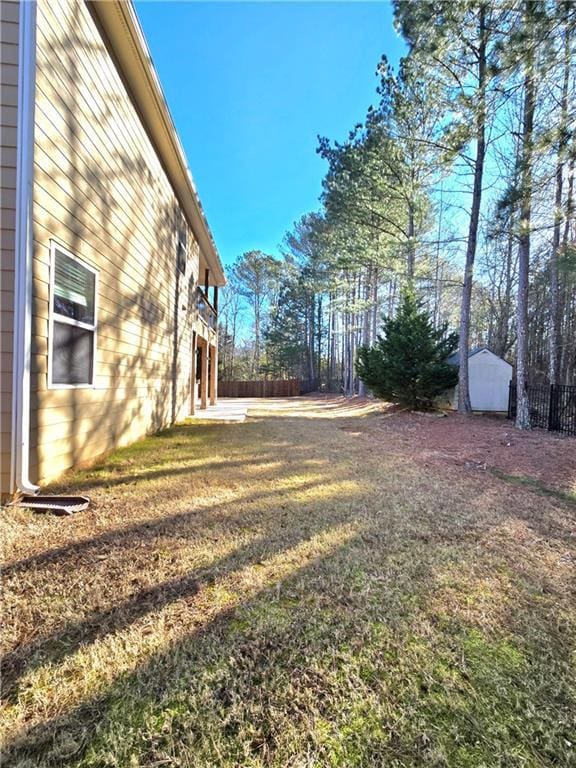 view of yard featuring a storage unit