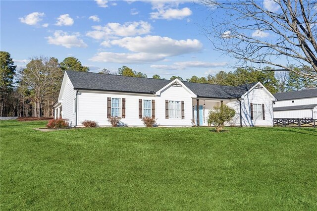 view of front of property featuring a front yard