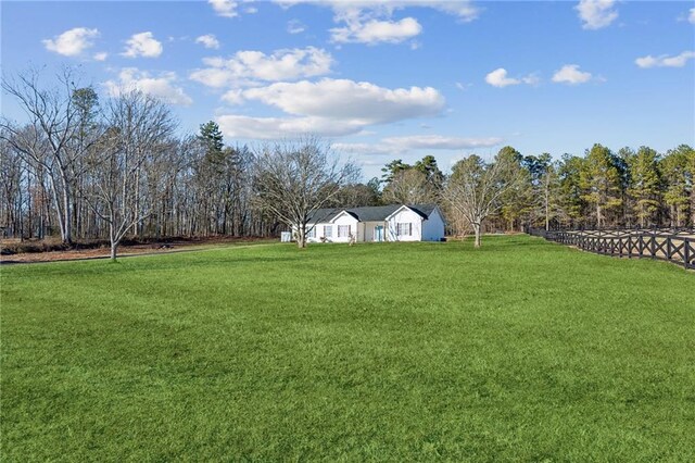 view of front of property featuring a front yard