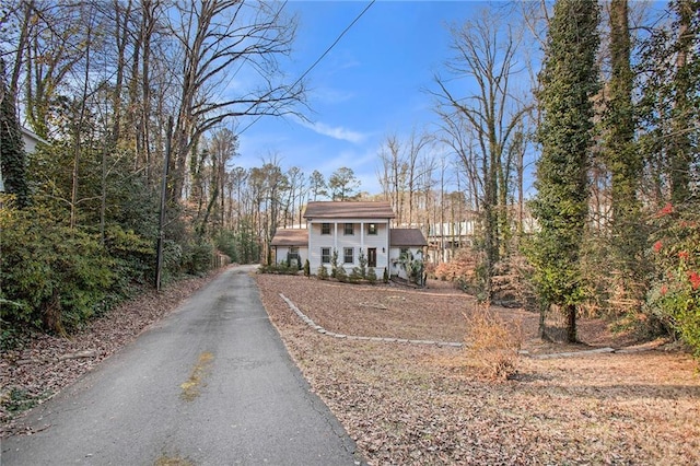 view of front facade with aphalt driveway