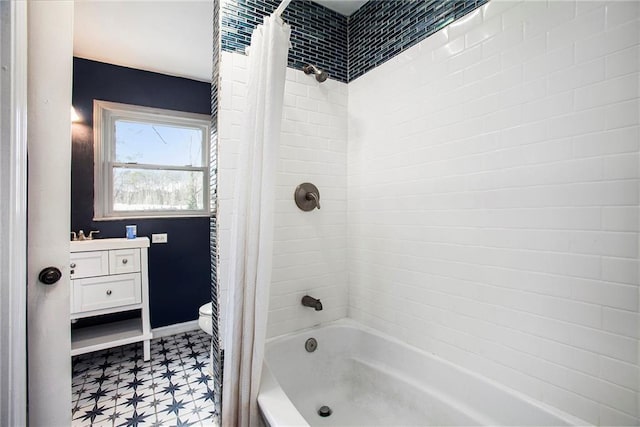 full bathroom featuring shower / bath combination with curtain, toilet, vanity, baseboards, and tile patterned floors