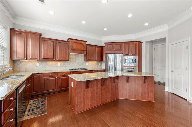4677 Prater Way SE, Smyrna, GA 30080 - kitchen with stainless steel appliances, a sink, a kitchen island, a kitchen bar, and crown molding