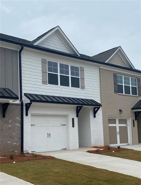 view of front facade featuring a front yard and a garage