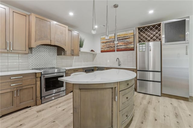 7540 Shadburn Ferry Rd, Cumming, GA 30041 - kitchen featuring appliances with stainless steel finishes, light wood-style floors, backsplash, a sink, and a center island