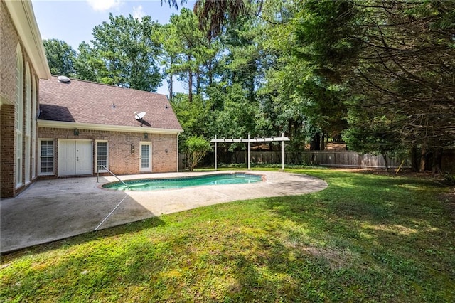 view of pool featuring a pergola, a patio, and a yard