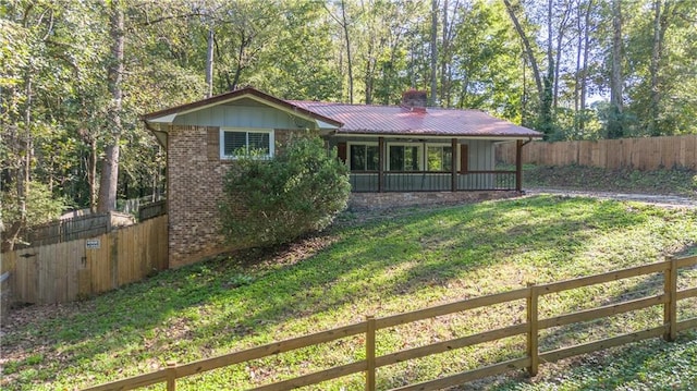 view of front facade with a front yard and a porch