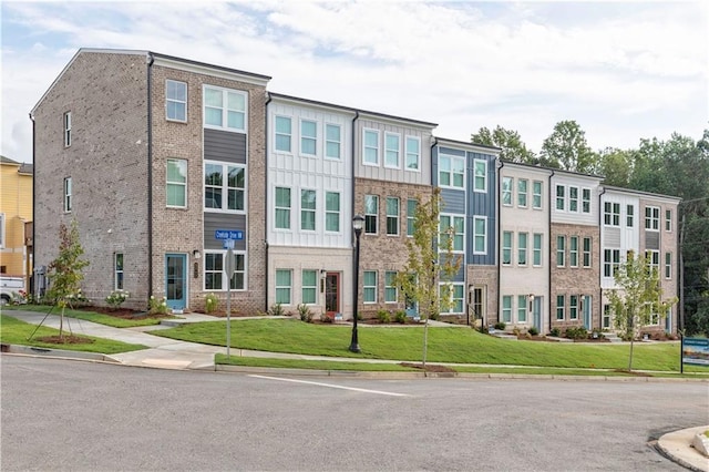 view of front of property featuring a front lawn