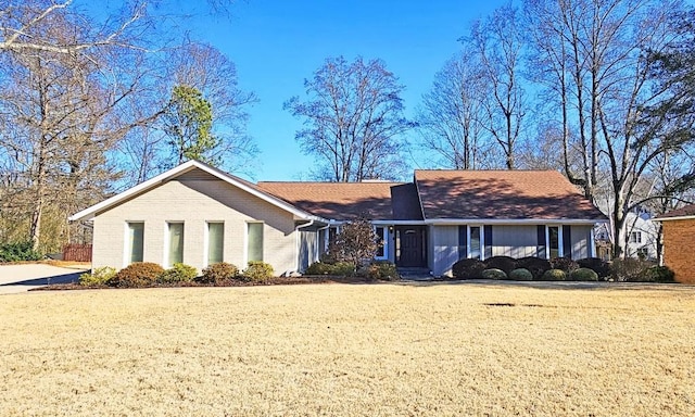 ranch-style house featuring a front lawn