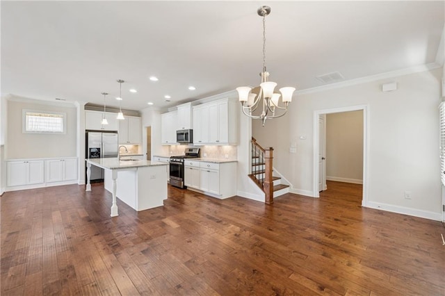 kitchen featuring stainless steel appliances, crown molding, a breakfast bar, a sink, and dark wood-style floors