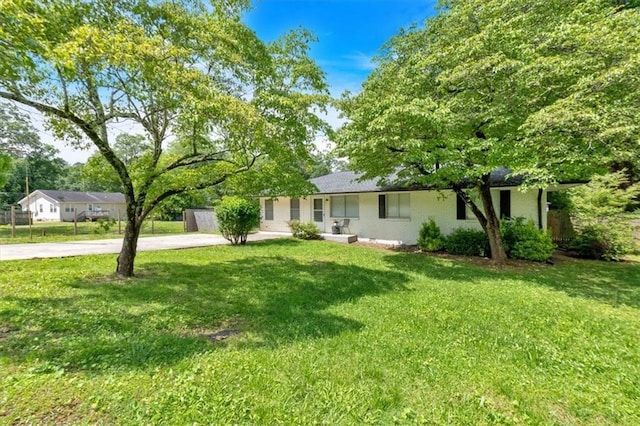 view of front facade with driveway and a front lawn
