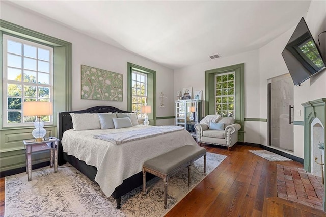 sitting room featuring a chandelier, wood-type flooring, and sink