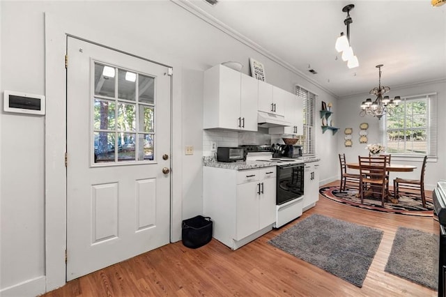 dining room featuring dark hardwood / wood-style flooring, an inviting chandelier, and ornamental molding