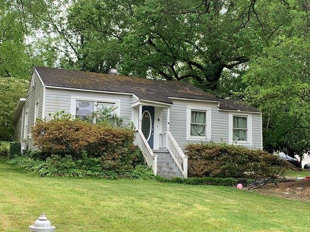 view of front of home featuring a front lawn