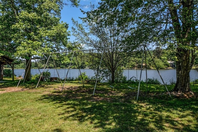 view of yard featuring a water view