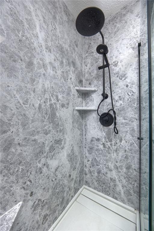 bathroom featuring tiled shower