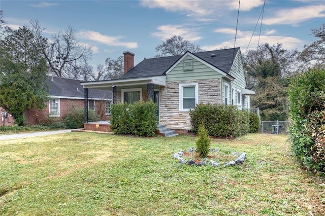 view of front of property featuring a front lawn