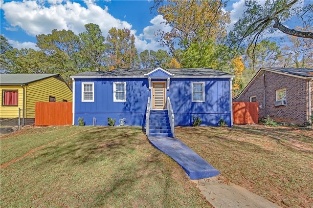 view of front of property featuring a front yard