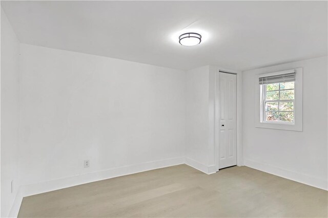 kitchen with light hardwood / wood-style flooring, sink, a kitchen island with sink, and stainless steel dishwasher