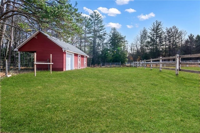 view of yard featuring an outdoor structure