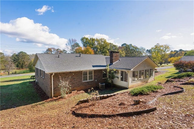 back of house featuring a lawn