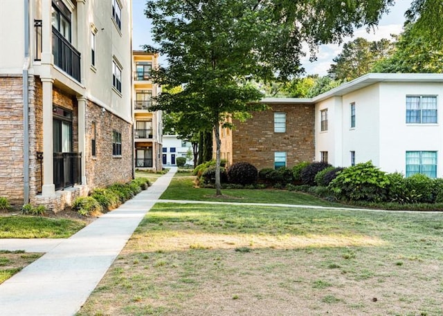 view of property's community featuring a yard