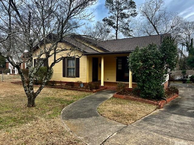 view of front of house featuring a front yard