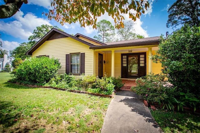 view of front of property featuring a front yard