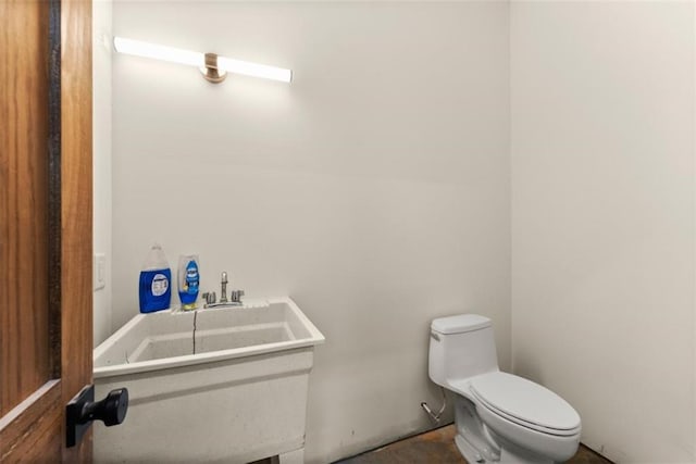 bathroom featuring toilet and sink