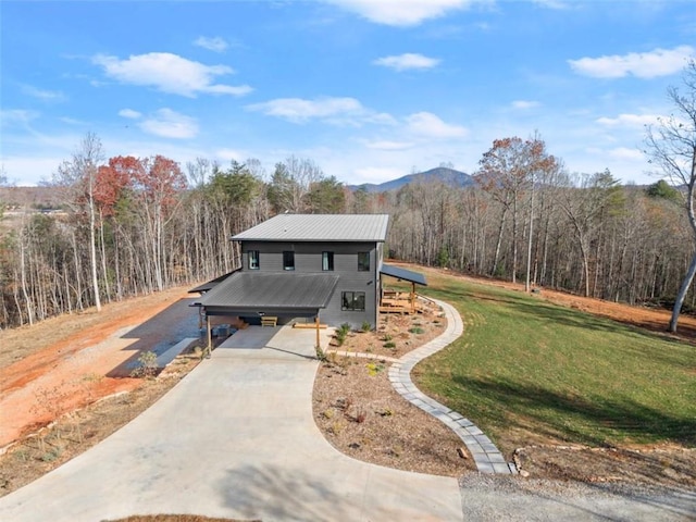 view of front of property featuring a mountain view and a front lawn