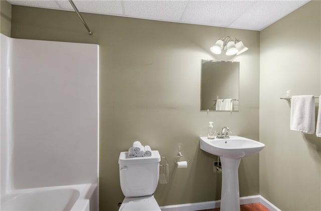 full bathroom featuring a paneled ceiling, bathtub / shower combination, sink, a chandelier, and toilet