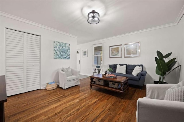 living room featuring crown molding, baseboards, and wood finished floors