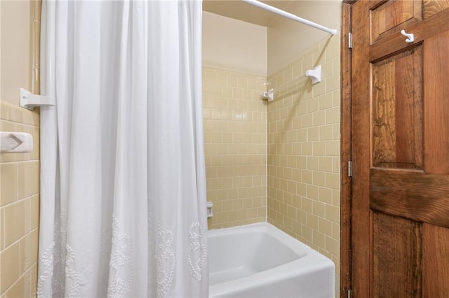 bathroom with shower / tub combo with curtain