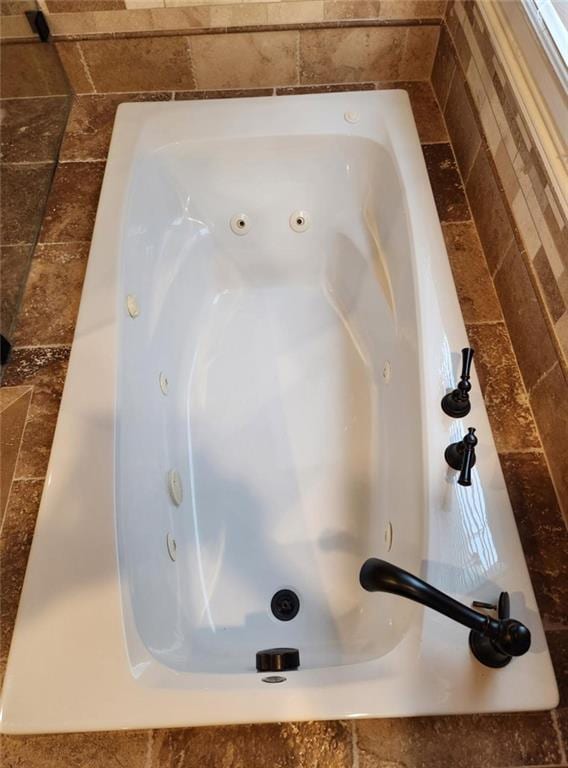 6210 Douglas Manor Ct, Douglasville, GA 30134 - bathroom view of a jetted tub