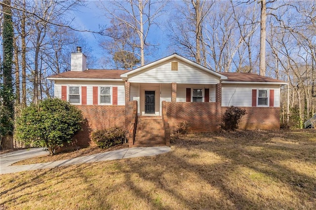 view of front of home with covered porch and a front lawn