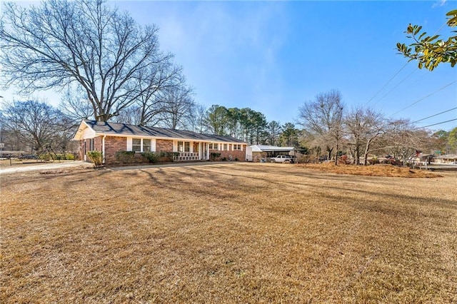 ranch-style home featuring a front lawn