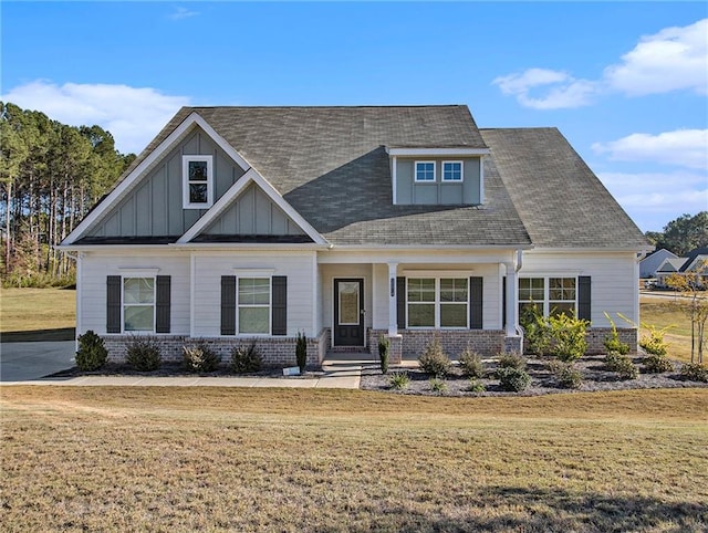 craftsman inspired home with a front lawn