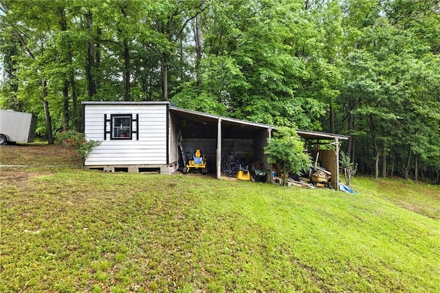 view of outdoor structure with an outdoor structure and a carport