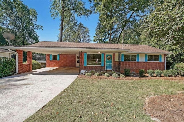 ranch-style home featuring a front lawn and a carport