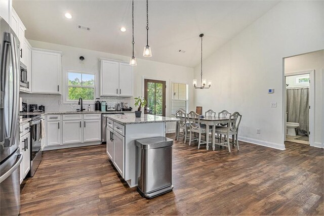 461 Barnwood Dr, Rockmart, GA 30153 - kitchen featuring appliances with stainless steel finishes, a sink, a chandelier, a kitchen island, and backsplash