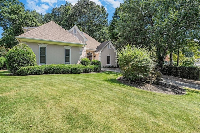 view of front of property with a front yard