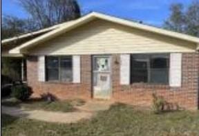 view of front of property featuring a front lawn