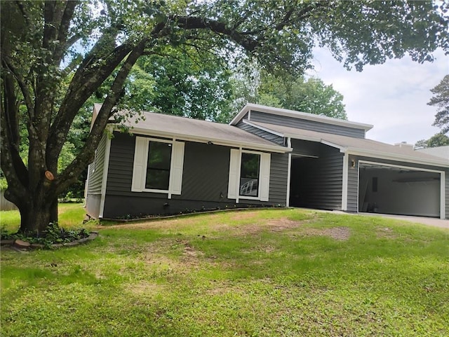 2645 Trotters Walk Trl, Snellville, GA 30078 - view of front facade with an attached garage, a front yard, and driveway