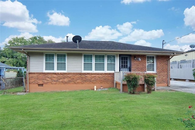 view of front facade with a front lawn