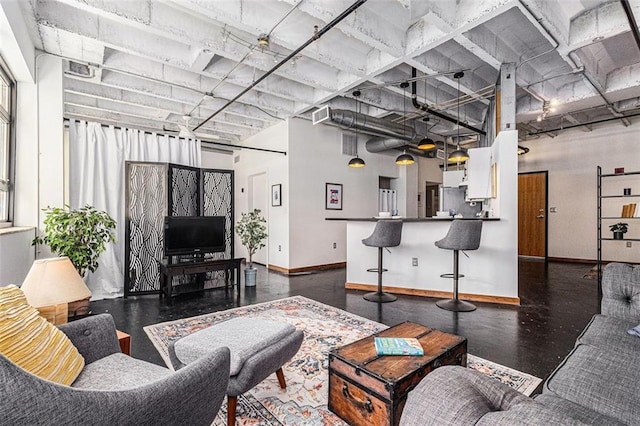 878 Peachtree St NE Unit 634, Atlanta, GA 30309 - living area with baseboards and a high ceiling
