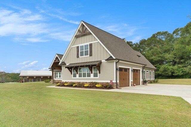 craftsman-style house featuring a front lawn