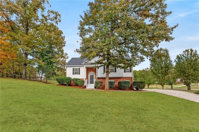 view of front facade with a front yard