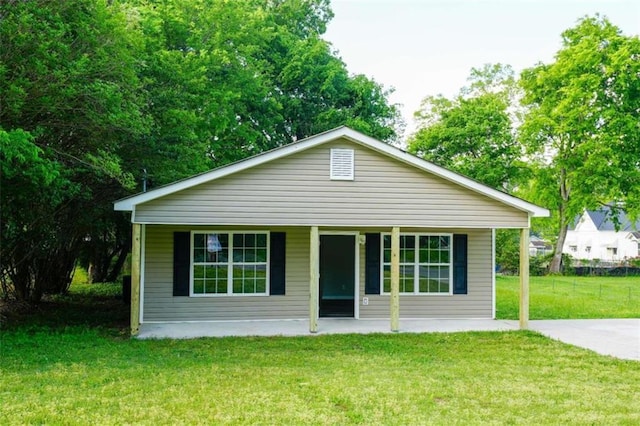 212 Cobb St, Cedartown, GA 30125 - bungalow-style house featuring covered porch and a front yard