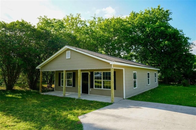 212 Cobb St, Cedartown, GA 30125 - bungalow-style home featuring a patio and a front lawn