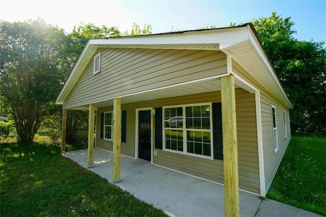 212 Cobb St, Cedartown, GA 30125 - back of property featuring a yard and a patio area