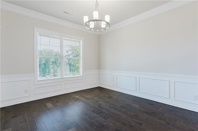 spare room with visible vents, wainscoting, ornamental molding, and a notable chandelier